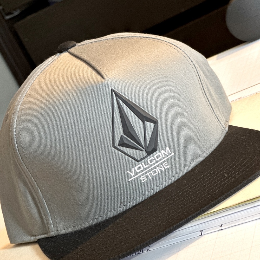 VOLCOM HAT Grey / black